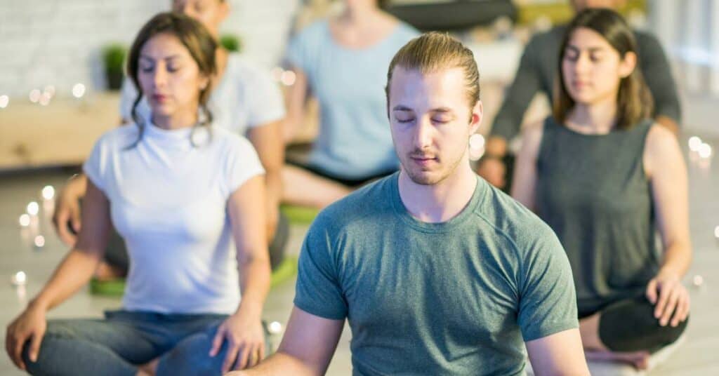 medytacja vipassana medytująca grupa ludzi