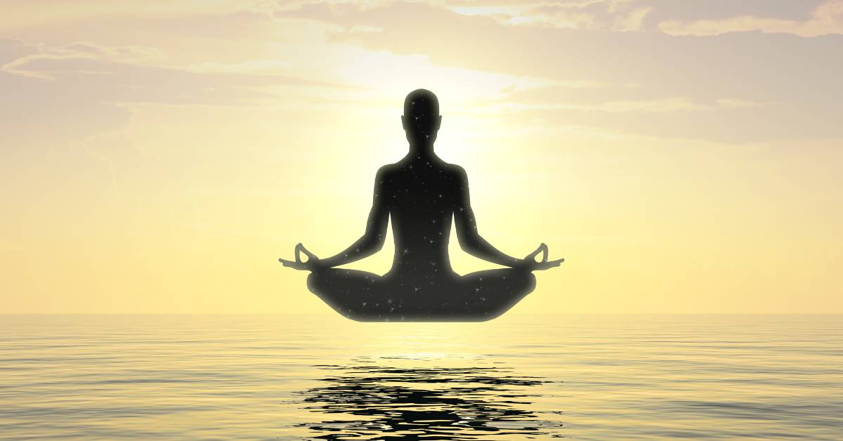 medytacja vipassana postać medytującego człowieka unosząca się nad wodą