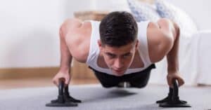 Ćwiczenia fizyczne detoks główne mężczyzna robiący pompkę w podporze