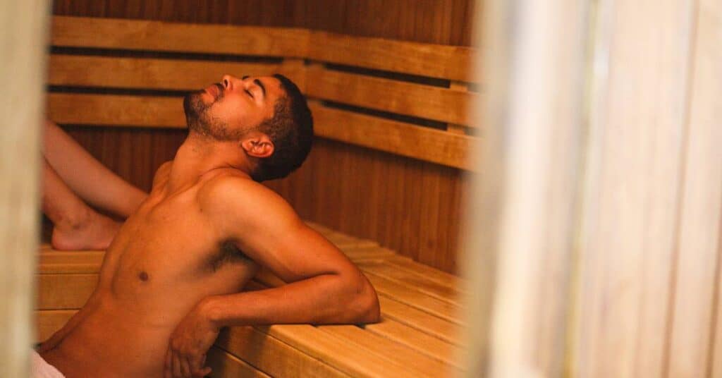 Ćwiczenia fizyczne detoks sauna mężczyzna relaksujący się w saunie