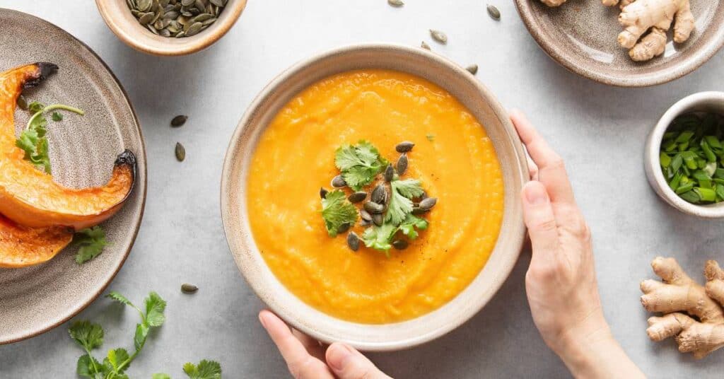 detoks kremowa zupa z imbirem i pestkami dyni