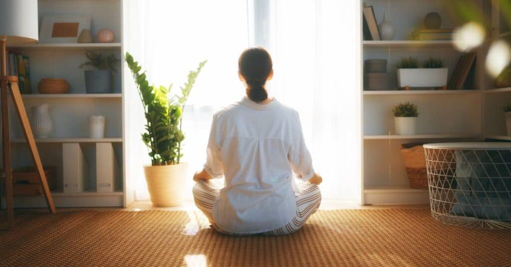 detoks medytacja siedząca kobieta zwrócona do okna