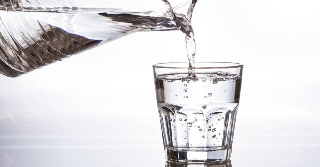 detoks nawodnienie woda nalewana do szklanki