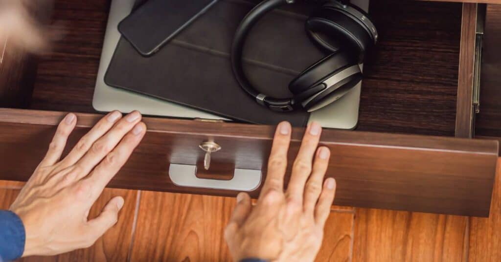 detoks od wiadomości z mediów społecznościowych chowanie do szuflady tabletów, telefonu itp