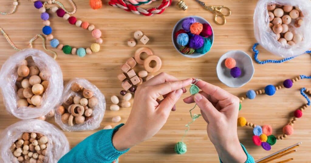 detoks od wiadomości z mediów społecznościowych działania kreatywne koraliki