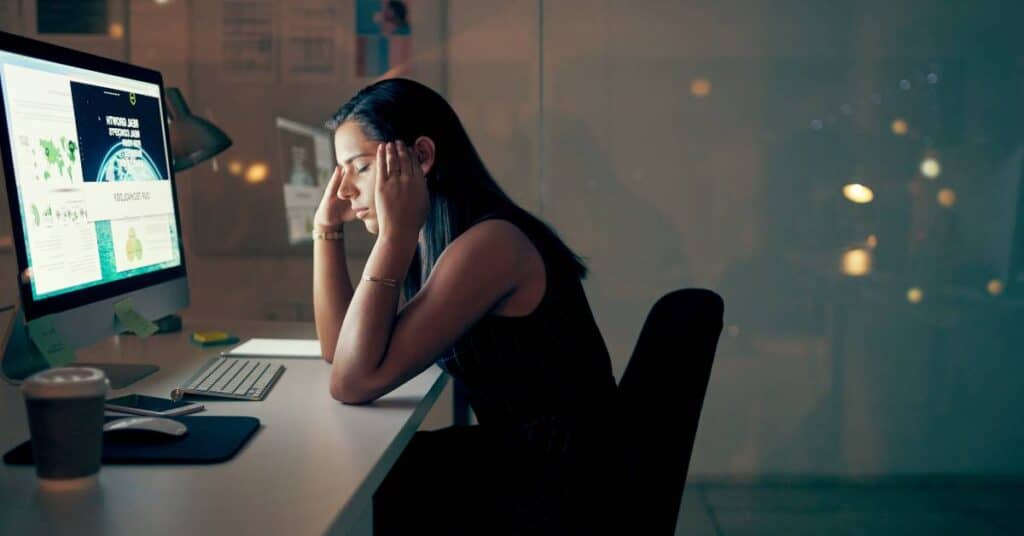 detoks ograniczenie światła ekranów zmęczona kobieta przed komputerem