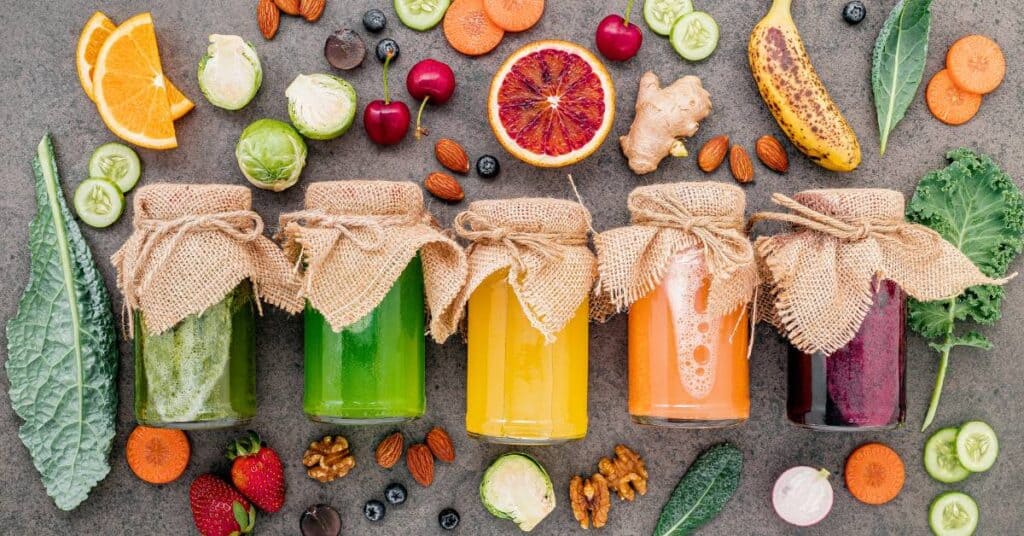 detoks słoiki z różnokolorowymi sokami