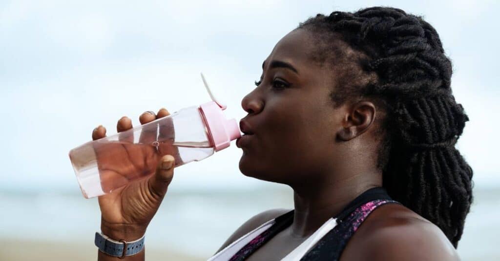 dieta przerywana kobieta pije wodę