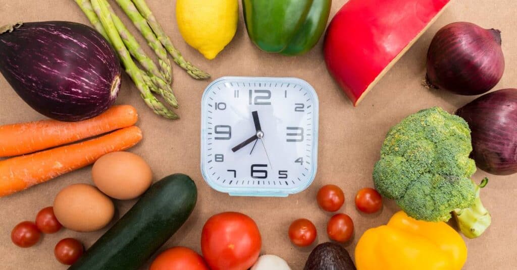 fasting jako forma detoksu post przerywany jedzenie ułożone wokół zegarka