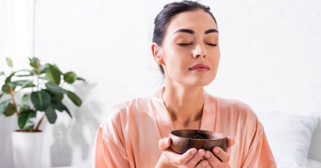 kiedy warto sięgnąć po pomoc psychoterapeuty aromaterapia kobieta wąchająca aromat z miseczki