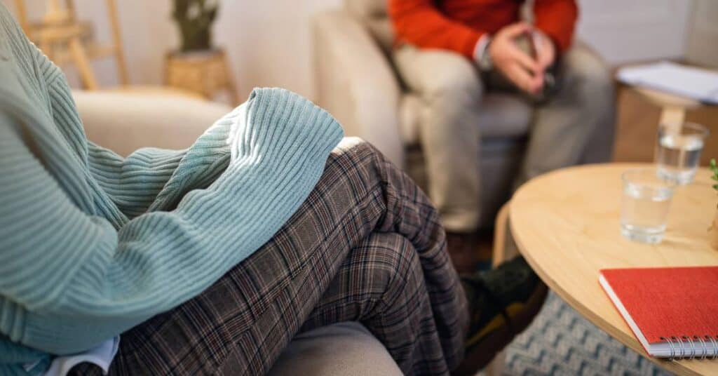 kiedy warto sięgnąć po pomoc psychoterapeuty kard z gabimnetu i rozmawiające dwie osoby