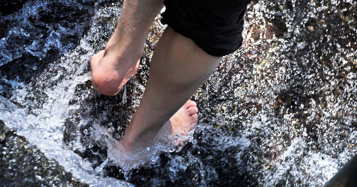 kuracja kneippa brodzenie bosymi nogami w wodzie