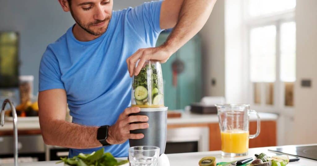 kuracja sokowa mężczyzna przygotowuje sok