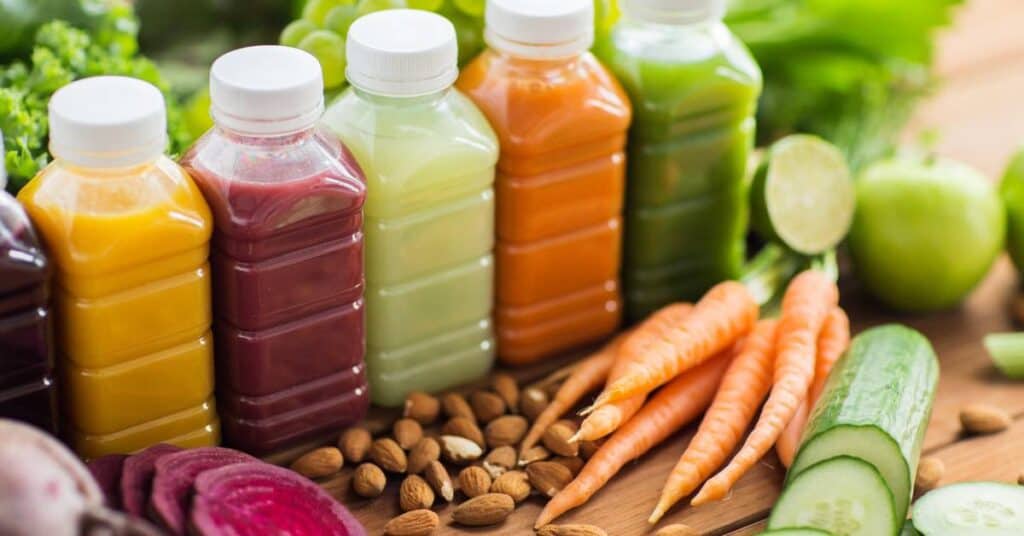 kuracja sokowa pojemniczki z kolorowymi sokami