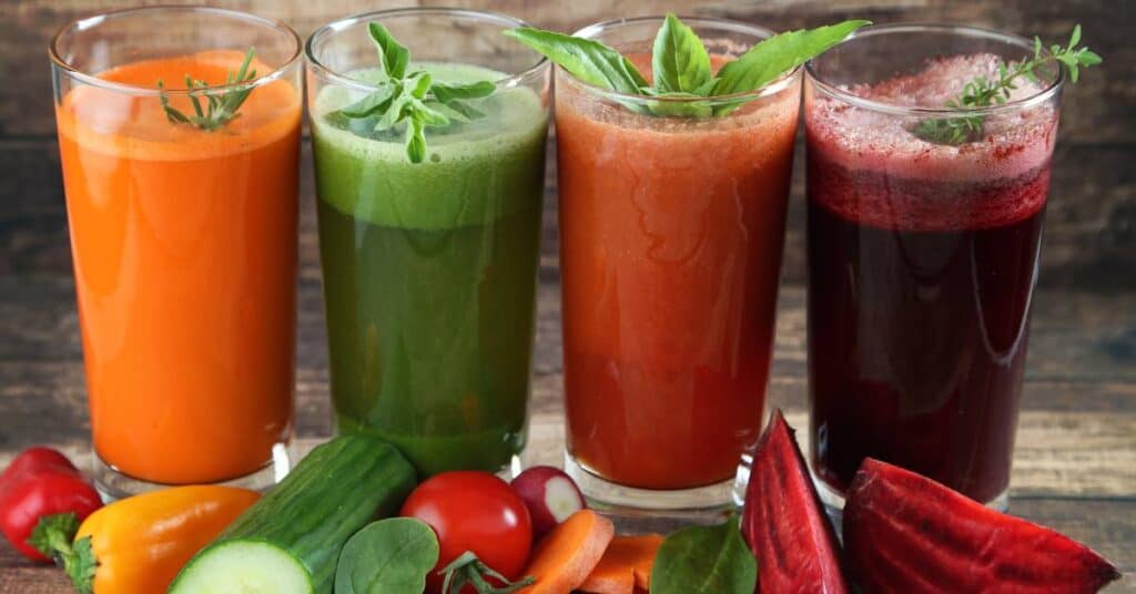 kuracja sokowa szklanki z kolorowymi sokami