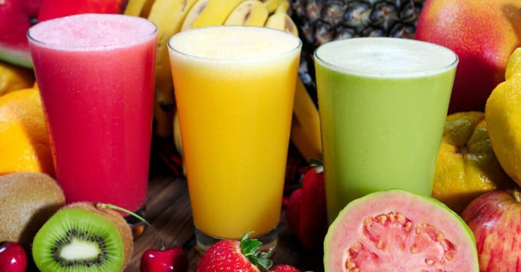 kuracja sokowa szklanki z kolorowymi sokami 2