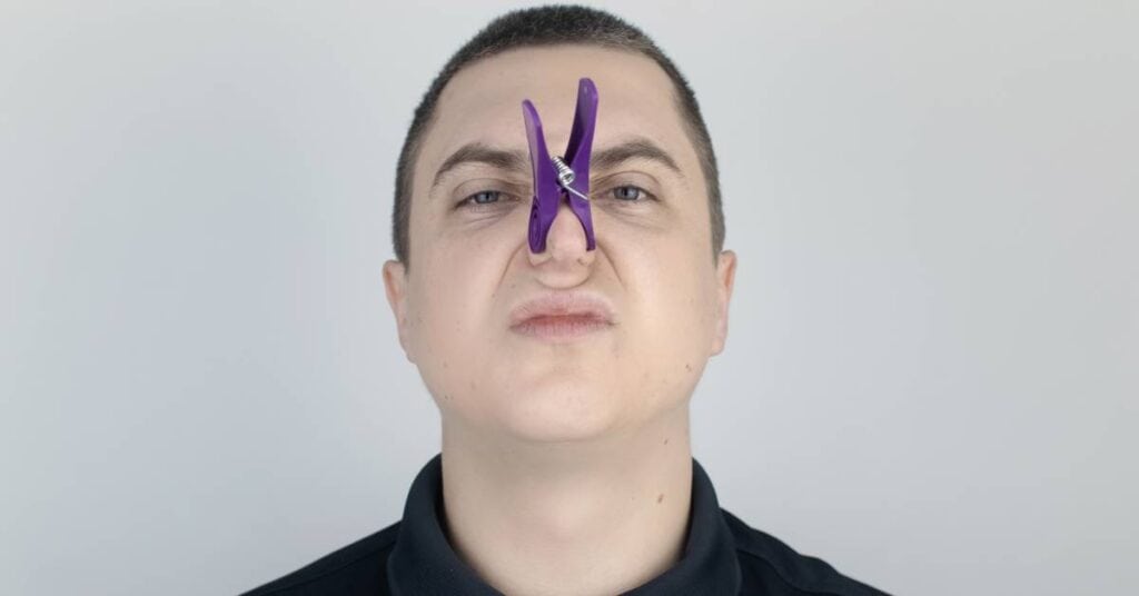 oddychanie jako forma detoksu organizmu mężczyzna z nosem zatkanym klamerką