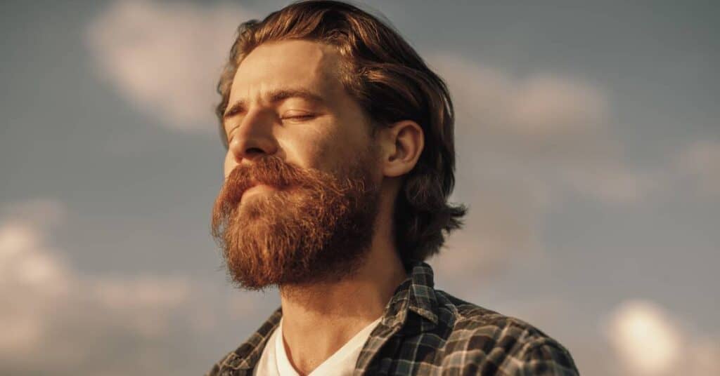 oddychanie jako forma detoksu organizmu mężczyzna z zamkniętymi oczami w blasku słońca