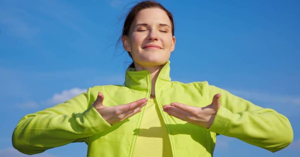 oddychanie jako forma detoksu organizmu oddychająca kobieta na tle nieba