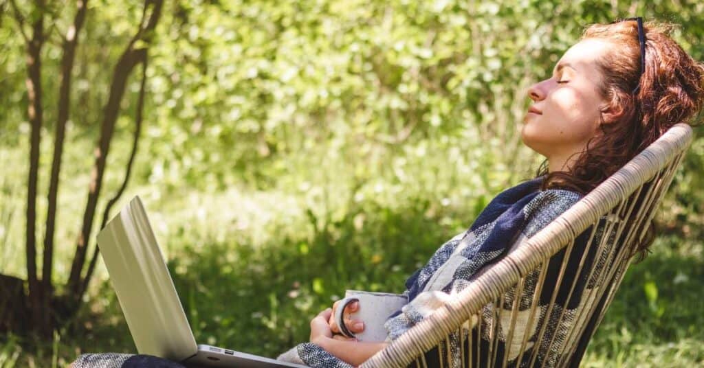 ograniczenie szkodliwych substancji dobre samopoczucie kobieta na fotelu w ogrodzie