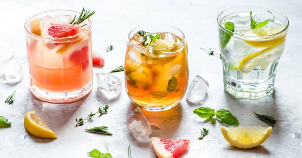 picie wody jako forma detoksu woda z cytryną, grapefruitem i ziołami