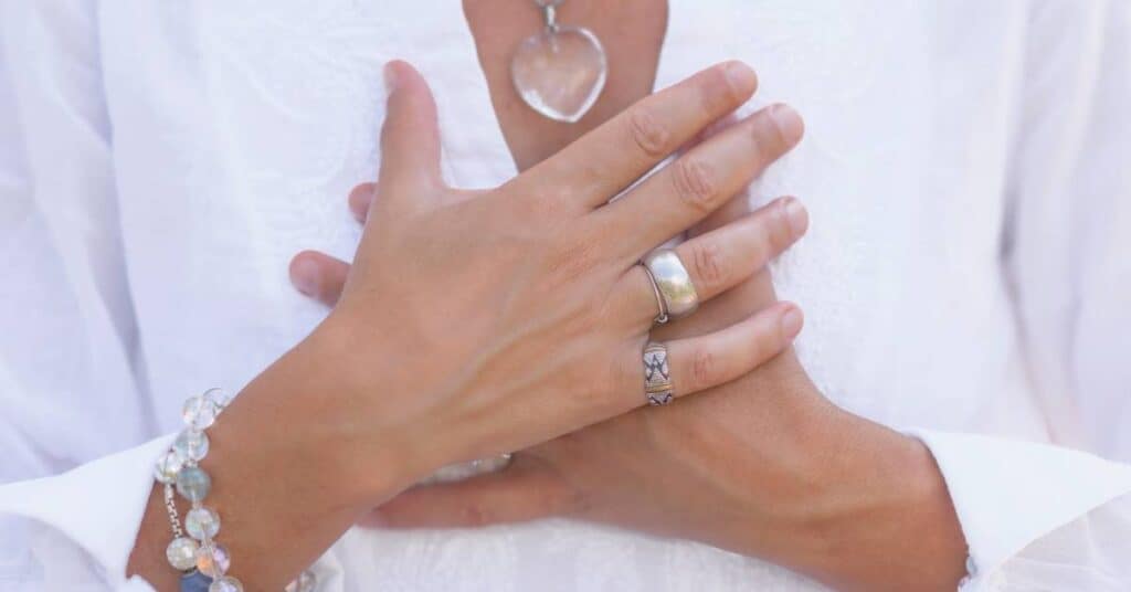 post buchingera jako forma detoksu rozwój duchowy kobiece dłonie trzymane na sercu