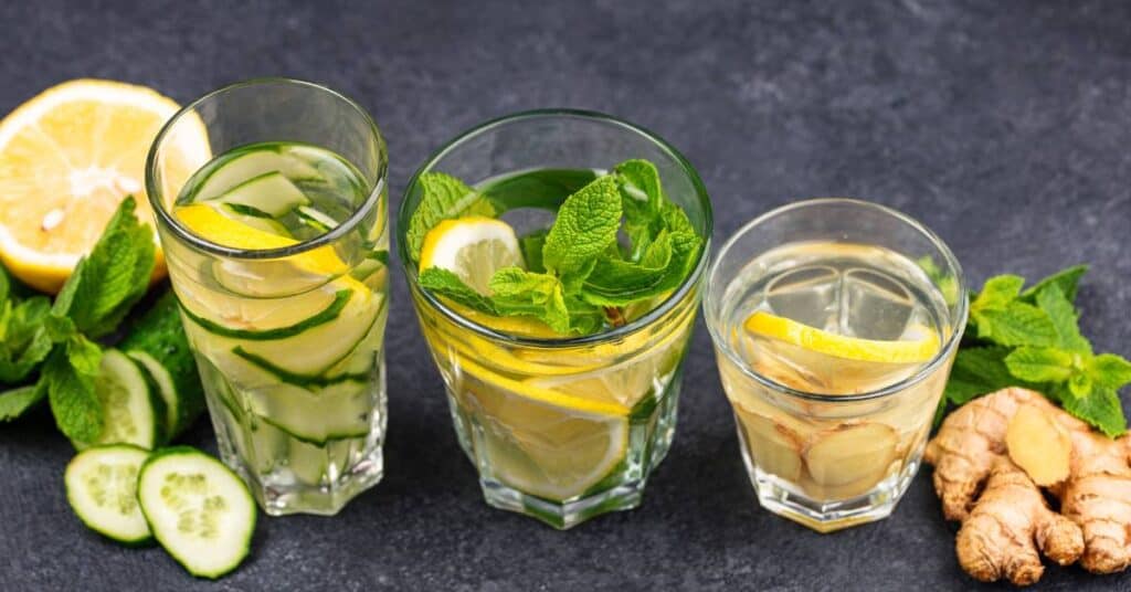 post buchingera jako forma detoksu woda z imbirem, ziołami, cytryną