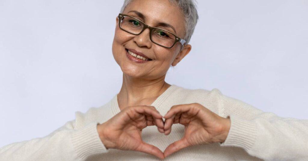 technika uwalniania hawkinsa jako forma detoksu kobieta z dłońmi ułożonymi w kształcie serca