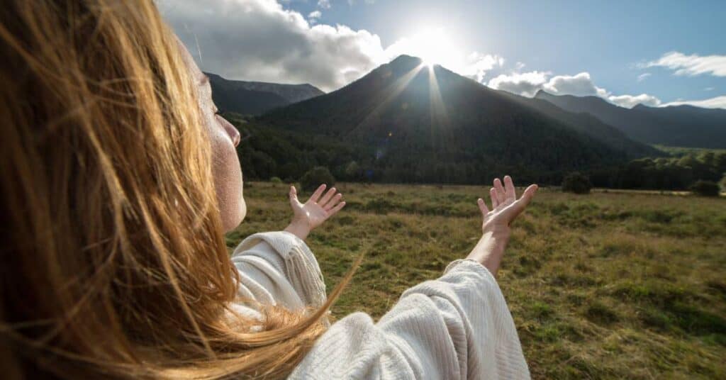 technika uwalniania hawkinsa jako forma detoksu rozwój duchowy kobieta skierowana w stronę słońca