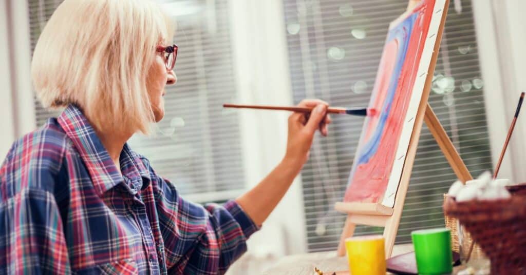 zalety psychoterapii sposoby rozwoju malująca kobieta