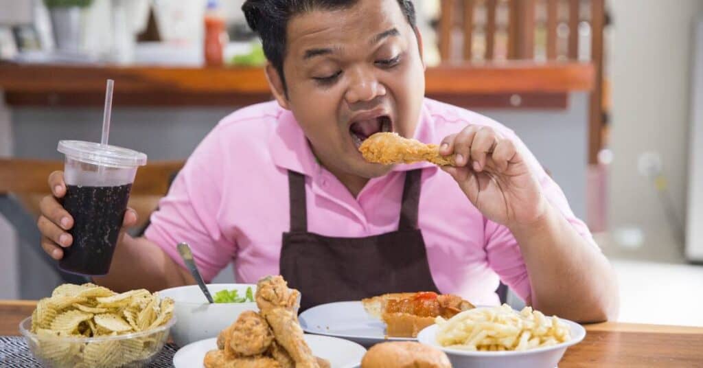 Żywność wysokoprzetworzona mężczyzna jedzący niezdrowe jedzenie