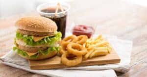 Żywność wysokoprzetworzona obiad z fastfooda główna