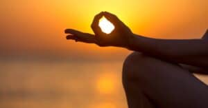 mudry ułożenie dłoni w trakcie medytacji