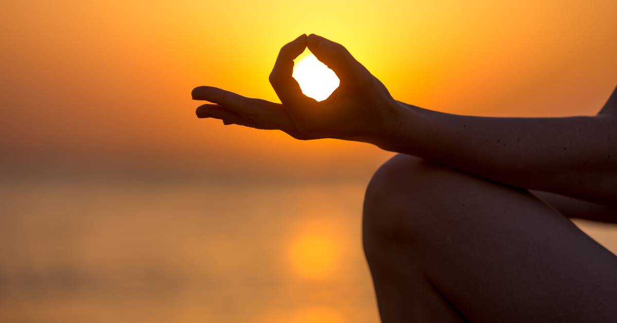 mudry ułożenie dłoni w trakcie medytacji