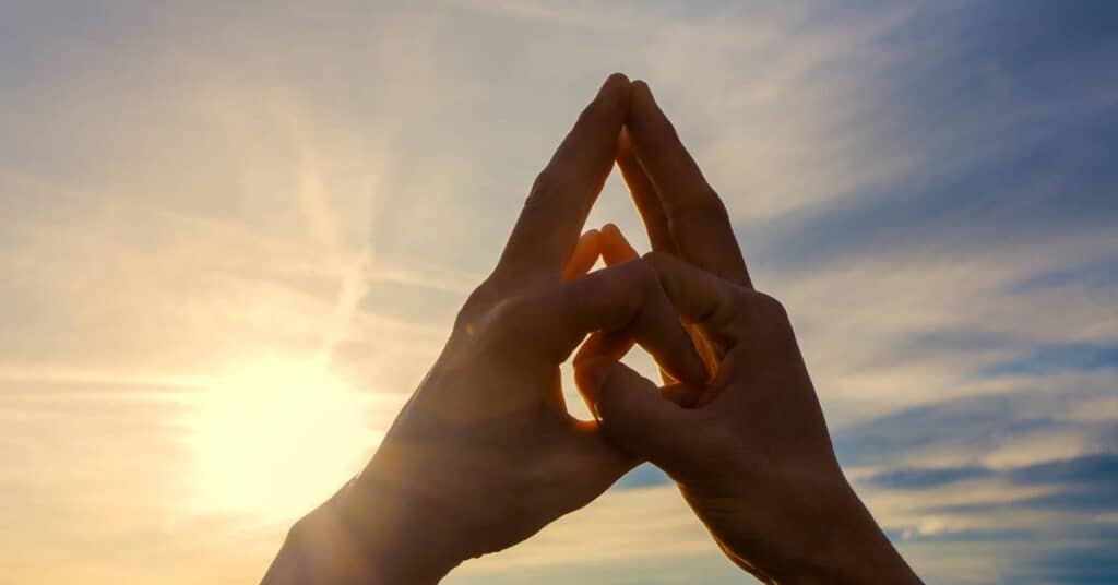 mudry ułożenie dłoni w trakcie medytacji 2