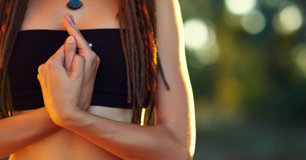 mudry ułożenie dłoni w trakcie medytacji 3