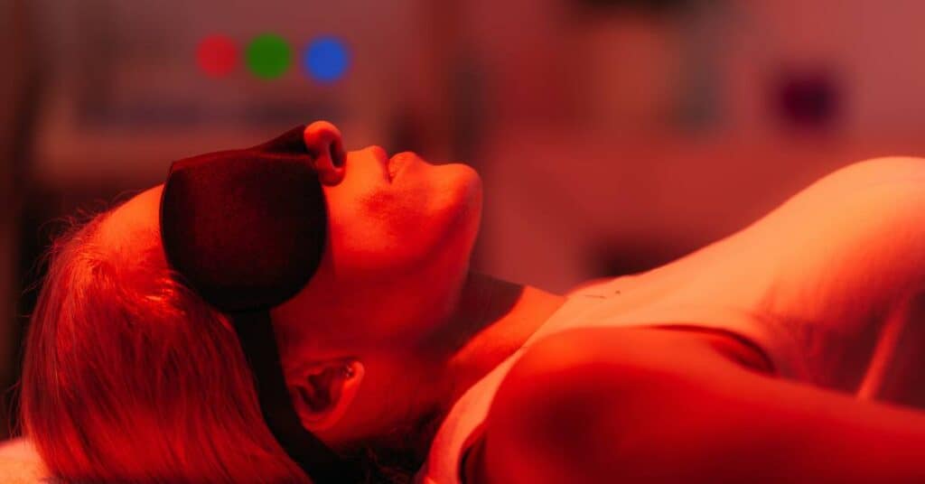 terapia światłem czerwonym kobieta w opasce